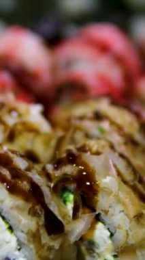 Renkli bir suşi tabağında çeşitli Rolls and Toppings 'li Soya Sosu. Yüksek kalite 4k görüntü