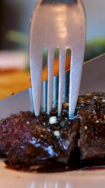 Kesme tahtasına balta bifteği oymak. Orta pişmiş. Yüksek kalite 4k görüntü