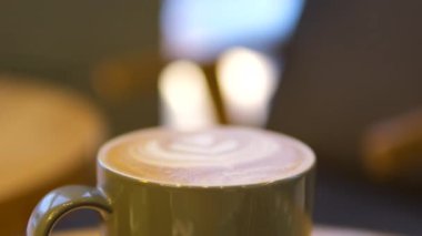 Kameralı kahvenin içine düşmenin süper yavaş çekimi. Yüksek hızlı sinema kamerası ile çekilmiş, yüksek hızlı sinüs robotuna yerleştirilmiş. Yüksek kalite 4k görüntü