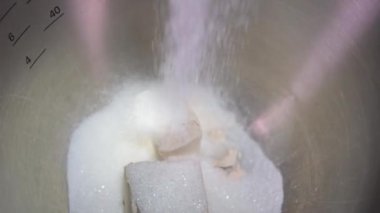 Kıdemli fırın şefinin hamur üzerine un sürerken, hamuru yoğururken, geleneksel tarifi kullanarak ekmek yaparken, siyah arka planda 4K görüntülerde izole edilmiş yakın plan çekimleri.. 