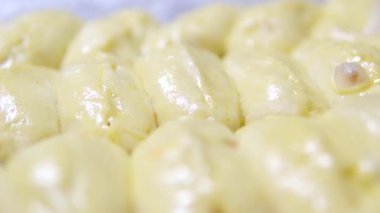 Zanaatkar fırıncının fırındaki sıcak taze ekmeği çektiği süper yavaş çekim buhar yükseldikçe parıldıyor ve sıcak ve aromalı davetkar bir atmosfer yaratıyor.. 