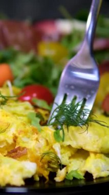 Çırpılmış yumurta ve tabakta salata. omlet.