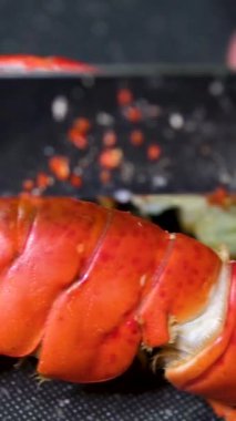 Yakın plan aşçı bıçaklı, canlı ıstakoz dilimli, açık mutfak. Yüksek kalite 4k görüntü