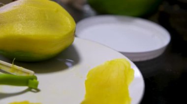 Çürük bir mango kesen genç bir kadının yakın çekimi. İçinde tamamen çürümüş mango meyvesi var. - Evet. Yüksek kalite 4k görüntü