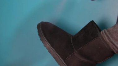 Erkekler siyah bağcıklı kahverengi deri çizmeler giyerler. siyah ugg çizmeleri