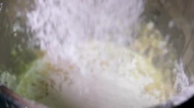 Yavaş çekimde kurabiye yapmak için un karışımını inceleyin. Elle hamur yoğurmak Yaşlı kadın Büyükanne turta pişiriyor