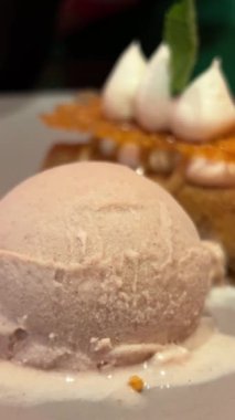 El çatalı bıçağıyla tatlı tatlı yiyorum. Yanında da krema kremalı karamel şurubu. Yüksek kalite 4k görüntü