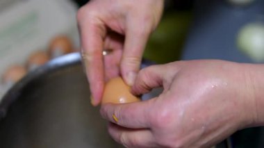 Kıdemli fırın şefinin hamur üzerine un sürerken, hamuru yoğururken, geleneksel tarifi kullanarak ekmek yaparken, siyah arka planda 4K görüntülerde izole edilmiş yakın plan çekimleri.. 