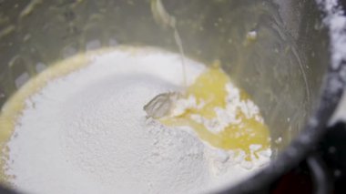 Ayçiçeği yağını hamurun içine dök. Ağır çekim. Yüksek kalite 4k görüntü