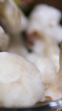 Poke Bowl 'a düşen taze karideslerin Süper Yavaş Çekimi. Yüksek kalite 4k görüntü