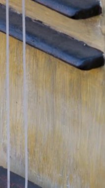 Geleneksel bir ip enstrümanı, gözyaşı damlası şeklinde, ahşap bir gövde ve müzik performansı için kullanılmış bir boyun içeriyor. Yüksek kalite 4k görüntü