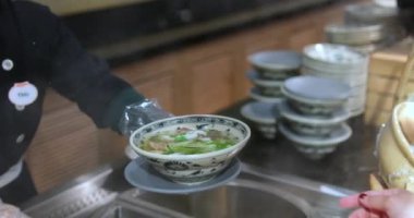 Pho Bo Vietnamlı Çorbası ve yanında da erkek eli cousine asian. Fobo çorbası al.