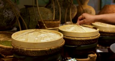 Asya 'da bir sokak yemeği restoranının mutfağı, geleneksel bambu kapaklı buhar tencerelerinden kırmızı pilav yemek geleneksel Çin yemeği konseptini yansıtan Dim Sum gibi yemekleri hazırlamak için kullanılır.