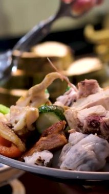Üçgen Büfe Yemek Tabağı Aşındırma Tabağı. Tayland mor taro patates parçaları Hindistan cevizi sütü çorbasında pişirilmiş, çay tabağının ortasında beyaz bir kasede servis ediliyor.