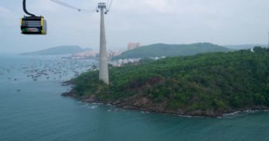 Dünyanın en uzun teleferiği, Güney Vietnam 'daki Phu Quoc Adası, günbatımı gökyüzü. Aşağıda Hon Thom 'un popüler adasındaki An Thoi kasabasının limanında geleneksel balıkçı teknelerini görebilirsiniz..