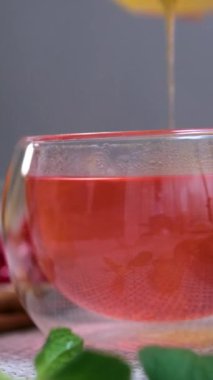 Sütteki chia tohumlarına bal ve hindistan cevizi tozu ekleniyor. Ahududu çayına bal ekle