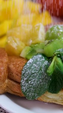 Mango üzümlü nane şekeri ve pudra şekerli kek. Yüksek kalite 4k görüntü