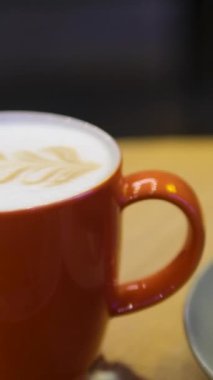 Charming Bistro 'da nefis bir dilim pastanın tadını çıkarırken iki kişilik bir kahvaltı. Yüksek kalite 4k görüntü