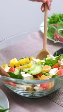 Istakoz tabağını dekore etmek için Beyaz Tahtada Keskin Bıçakla Domates Kesen Kişi. Yüksek kalite 4k görüntü