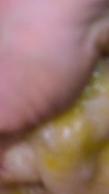 Kıdemli fırın şefinin hamur üzerine un sürerken, hamuru yoğururken, geleneksel tarifi kullanarak ekmek yaparken, siyah arka planda 4K görüntülerde izole edilmiş yakın plan çekimleri.. 