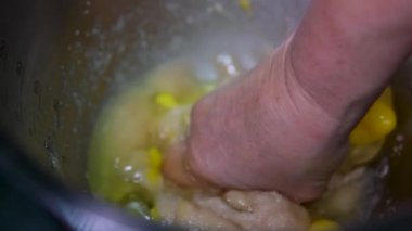 Kadın Elleri İçindekilerle Dışkıyı Karıştırıyor ve Çikolatalı Kurabiye Yapıyor. Mayayı hamura karıştır