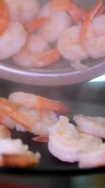 Taze pişmiş gamzeler servis edilmeye hazır. Karidesi bir tabağa boşalt.