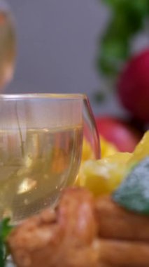 Güzel bir kahvaltı sabahı, kafe peynirli tartlarda tatlı yiyen böğürtlenli kadın. Kadın tatlıyla çay içer teras otelinde geleneksel ingilizce çay hamur işleri. Yüksek kalite 4k
