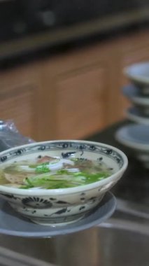 Pho Bo Vietnamlı Çorbası ve yanında da erkek eli cousine asian. Fobo çorbası al.