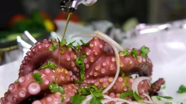 İspanya 'nın en iyi restoranlarından birinde zeytinyağı, kırmızı biber ve patates tabağıyla süslenmiş ahtapot pişirilmiş. Pulpo a la gallega adında bir yemek. Zeytin yağı ahtapot pişirme işlemi