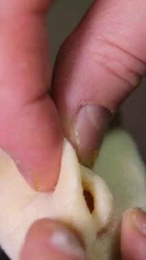 Un kaplı yüzeyde hamuru şekillendiren eller. Yüksek kalite 4k görüntü