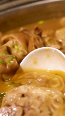 Yemek pişirmek. Açık büfe restoran mutfağı. Matara. Yakın plan. Ticari bir mutfakta yemek pişirmek. Hayır kurumları, halk çorbacıları fakir ve muhtaçlara bedava yemek hazırlıyor. Yüksek kalite 