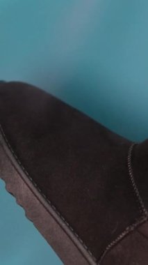 Erkekler siyah bağcıklı kahverengi deri çizmeler giyerler. siyah ugg çizmeleri