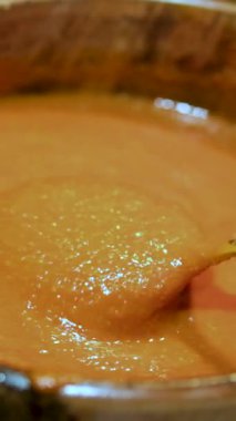 Kaşıkla karıştırılmış kremalı domates çorbası. Yüksek kaliteli FullHD görüntüler