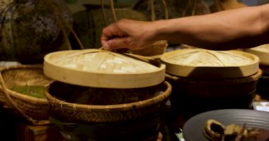 Geleneksel Orta Asya hamur köftesine ahşap buhar sepetinde manti denir. Restoran ortamında lezzetli yemekler. Açık büfeden pirinç seç.