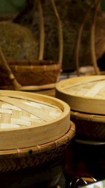 Asya 'da bir sokak yemeği restoranının mutfağı, geleneksel bambu kapaklı buhar tencerelerinden kırmızı pilav yemek geleneksel Çin yemeği konseptini yansıtan Dim Sum gibi yemekleri hazırlamak için kullanılır.