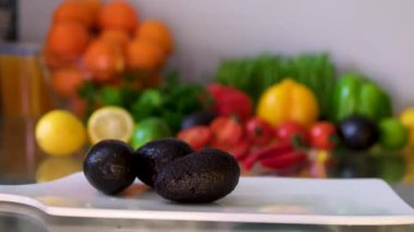 Mutfakta bir sürü meyve dönüyor. Meyve hala hayat. Avokado meyvesi, avokado meyvesine yakın çekim. Yüksek kalite 4k görüntü