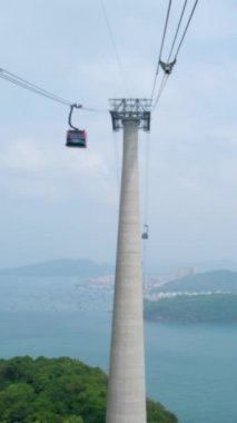 Dünyanın en uzun teleferiği, Güney Vietnam 'daki Phu Quoc Adası, günbatımı gökyüzü. Aşağıda Hon Thom 'un popüler adasındaki An Thoi kasabasının limanında geleneksel balıkçı teknelerini görebilirsiniz..
