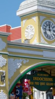 Phu Quoc Adası, Büyük Dünya, Vietnam, en son boş şehir, Kien Giang Eyaleti. Meşhur eğlence, eğlence ve alışveriş merkezi. Sıcak güneşli bir öğleden sonra.