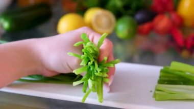 Keskin bıçakla taze yeşil biber doğramak. Şef yeşil tatlı kırmızı biber kesiyor. Sağlıklı gıda konsepti. Sebzeleri salataya hazırlıyorum. Yüksek kaliteli 4K video. Yüksek kalite 4k görüntü
