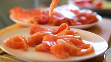 Sashimi Tabağı, Japon suşi restoranı, Taze Ton Balığı ve Somon Dilimleri modern kafede geleneksel yemekler, çiğ kırmızı balık yemeği, omega 3. Yüksek kalite 4k görüntü