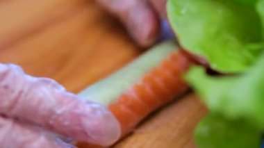 Geleneksel Vietnam restoranında beyaz tabakta servis edilen Asya karides rulosu görüntüleri. Vietnam 'da akşam yemeği için, doğal malzemeli egzotik yiyecekler videosu. Kırmızılı börek.