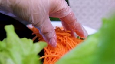 Dışarıdaki ahşap kesme tahtasının üzerinde taze rendelenmiş havuç yığını. Yemek pişirme ya da servis için kullanıma hazır. Kırmızı balıklı börek.