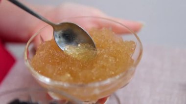 Cam bir kavanozda turna balığı havyarı üretimde. Yüksek kalite 4k görüntü