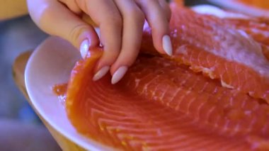 Suşi şefi suşi barında taze somon dilimler. Suşi adam Japon bıçağıyla somon bifteğini dilimliyor. Japon mutfağı tarifleri. - Evet. Yüksek kalite 4k görüntü