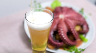 Ahtapot ve bira haşlanmış ahtapot, yanında domates sosu, yanında da patates dilimi. Yüksek kalite 4k görüntü