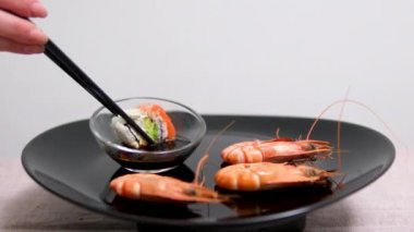 Japon Lokantasında Japon Suşi. Geleneksel Suşi Maki Rolls Suşi Salam Philadelphia Peyniri Avokado, Salatalık, Pirinç ve Nori. Japon Suşi Roll Uramaki, Nigiri ve Hosomaki. 