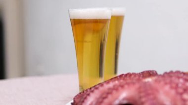 Sebzeli deniz ürünleri tabağı, baharatlar, biberiye, limon, limon salatası, sebzeler, beyaz tabakta taze yengeç, sos ve kupa, bira bardağı, buharda pişmiş yengeç, haşlanmış veya buharda pişirilmiş kırmızı yengeç, ahtapot birası..