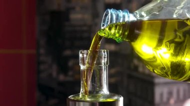 Erkek elinin cam şişeden yavaş çekimde zeytinyağı dökmesini. Yüksek kalite 4k görüntü