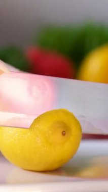 Şefin elleri kesme tahtasıyla limon kesiyor. Yüksek kalite 4k görüntü