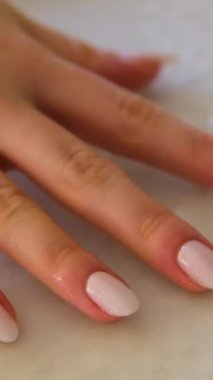 Suşi şefinin yan görüntüsü. Japon üçgenini pirinç kağıdına çeviren eller, yakın plan, taze sebzeler ve otlarla mutfak işyeri. pirinç kağıdı suya batırılmış.